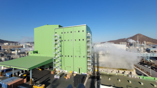 롯데케미칼이 지난 1월부터 상업가동을 시작한 전라남도 여수 소재 신규 EOA 공장. <롯데케미칼 제공>